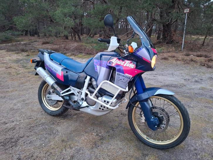 Honda Africa Twin XRV 750 RD04 1992, Motos, Motos | Honda, Particulier, Tourisme, plus de 35 kW, 2 cylindres, Permis Moto A, Échappement sport