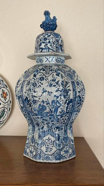 Blauw witte dekselvaas beschikbaar voor biedingen
