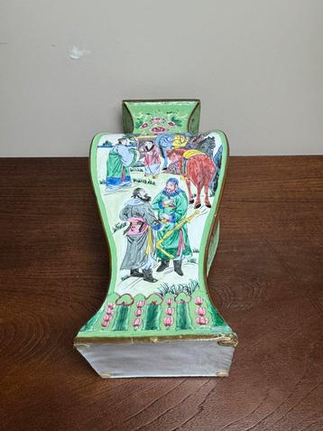 Vase en bronze peint beschikbaar voor biedingen