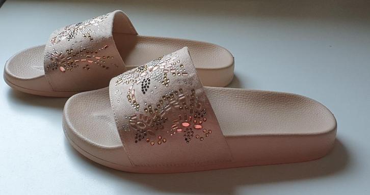 mooie slipper dikke zool beige + strass 37, Vêtements | Femmes, Chaussures, Comme neuf, Sandales de bain, Beige, Enlèvement ou Envoi