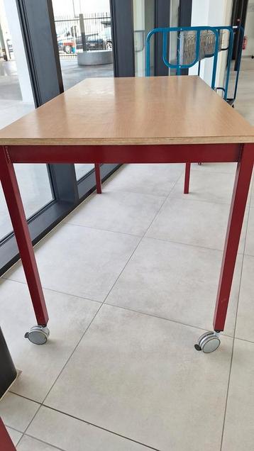 Vierkante tafel op wielen beschikbaar voor biedingen