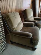 Twee comfortabele olijfgroene vintage fauteuils, Huis en Inrichting, Fauteuils, Ophalen, Hout, Gebruikt, Minder dan 75 cm