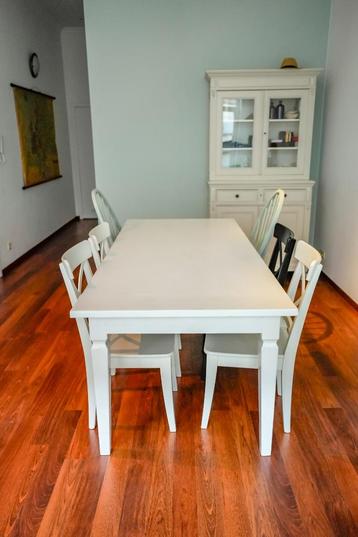 Witte houten tafel met 6 stoelen beschikbaar voor biedingen