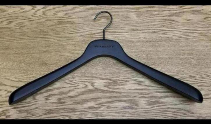 2X Nieuwe Burberry dark wood pak jas kledinghanger Origineel, Kleding | Dames, Kledinghangers, Nieuw, Hout, Ophalen of Verzenden