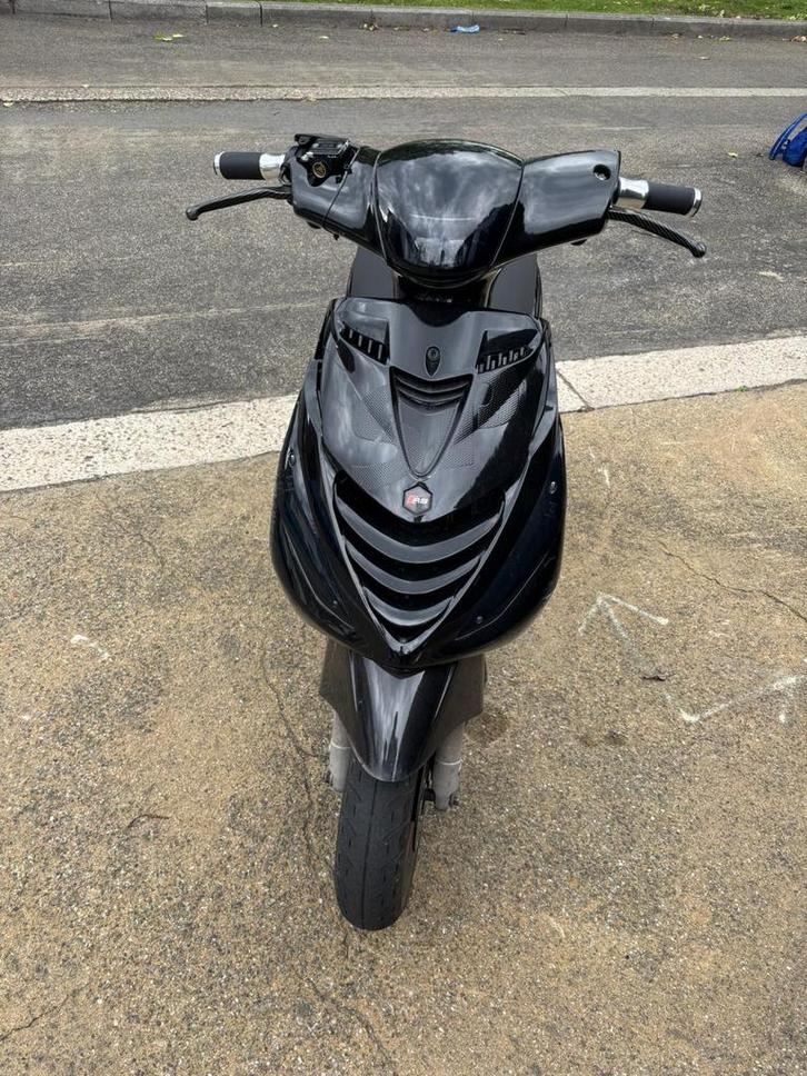 Piaggio Zip 2022 model A klasse met extra kappen, Fietsen en Brommers, Scooters | Piaggio, Gebruikt, Zip, Klasse A (25 km/u), Benzine