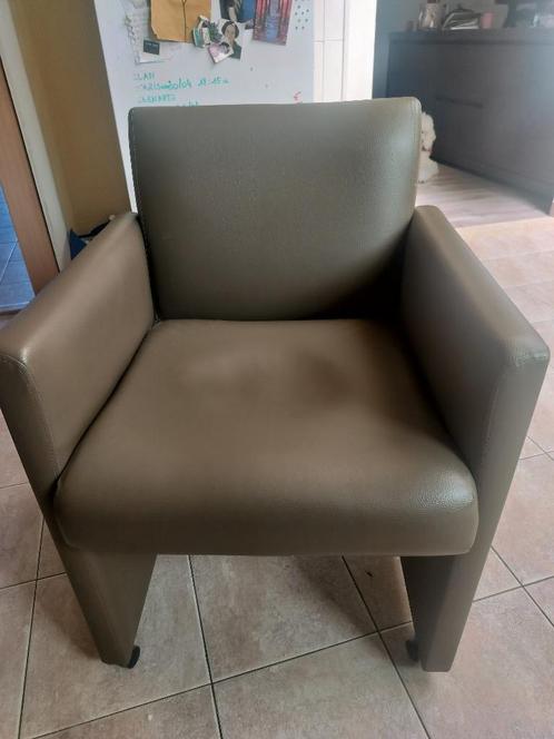 Lederen stoelen op wieltjes (GOED ONDERHOUDEN) +tafel 6pers., Huis en Inrichting, Stoelen, Gebruikt, Vier, Hout, Leer, Bruin, Ophalen of Verzenden
