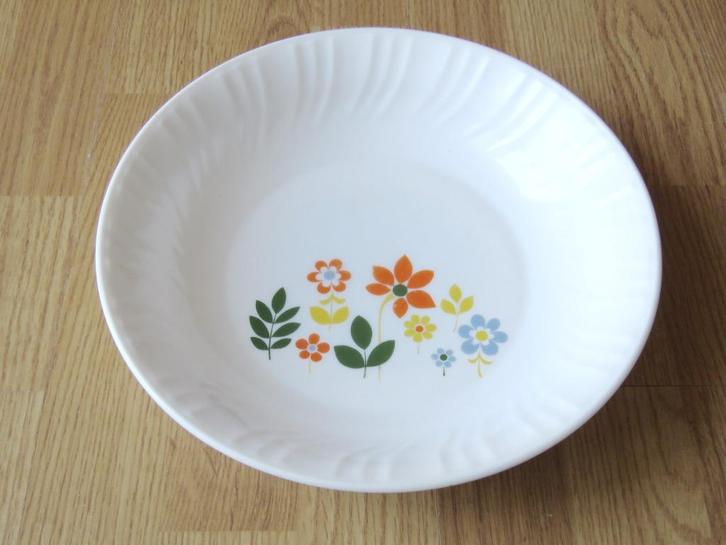 vintage arcopal grande assiette profonde motifs fleuris, Maison & Meubles, Cuisine | Vaisselle, Utilisé, Récipient(s), Enlèvement ou Envoi