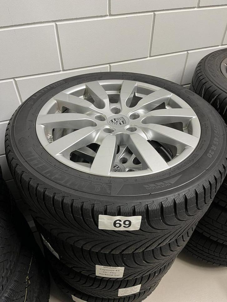 nr69 Originele Porsche Cayenne velgen met winterbanden 275-4, Auto-onderdelen, Banden en Velgen, Banden en Velgen, Winterbanden