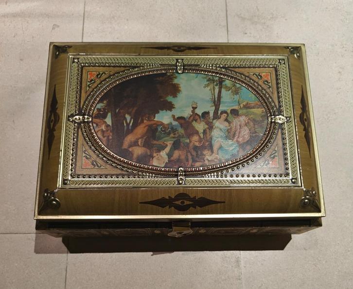 Grote vintage GBC koekendoos België klassieke reliëf kunst, Antiek en Kunst, Curiosa en Brocante, Ophalen