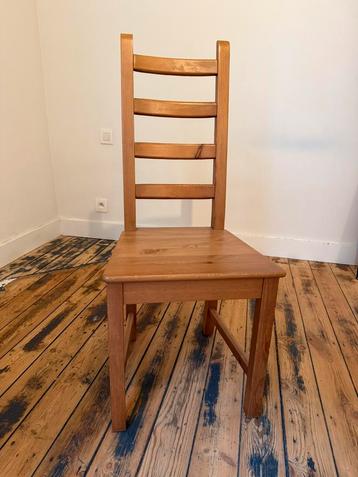 2 chaises en bois massif – bon état – Saint-Gilles beschikbaar voor biedingen