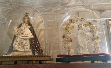 Antieke religieuze stolpen – Madonna & Kruisbeeld (19e eeuw) beschikbaar voor biedingen