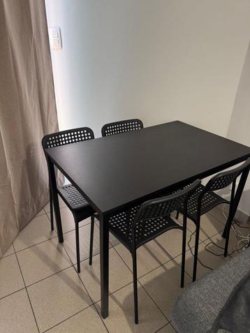 Table IKEA + 4 chaises beschikbaar voor biedingen