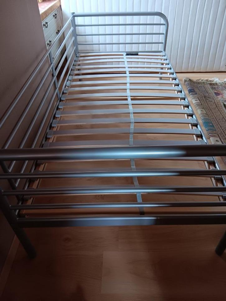 bed, Huis en Inrichting, Slaapkamer | Bedden, Zo goed als nieuw, Eenpersoons, 90 cm, 200 cm, Metaal, Grijs, Ophalen