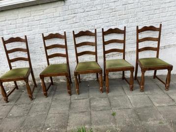 5 RUSTIEKE STOELEN MET GROENE FLUWELEN ZIT.