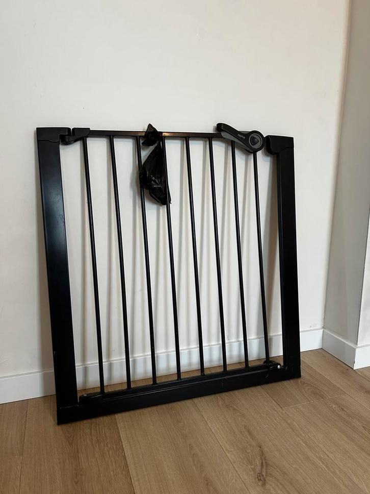 Noma traphek / veiligheidshekje (baby gate) – zwart metaal, Enfants & Bébés, Barrières, Utilisé, Enlèvement