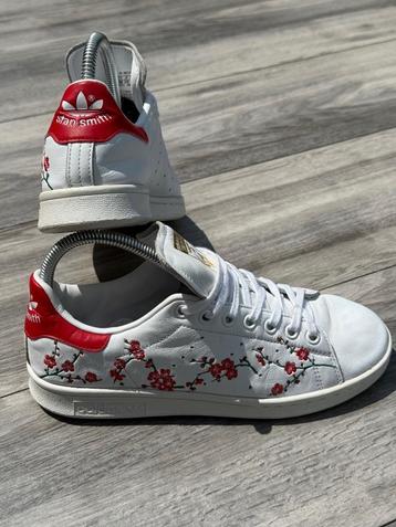 Adidas Stan Smith sneakers met kersenbloesem en kersenbloese beschikbaar voor biedingen