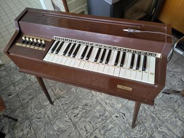 Magnus chord organ beschikbaar voor biedingen