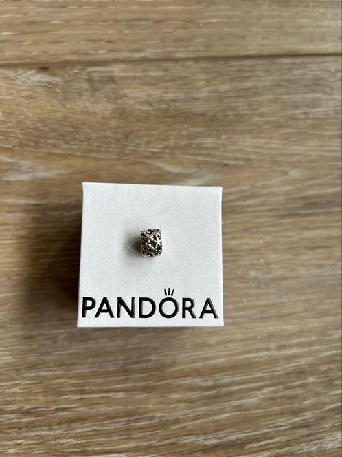 Pince Pandora en argent avec fleurs, excellent état, Bijoux, Sacs & Beauté, Bracelets à breloques, Comme neuf, Pandora, Argent