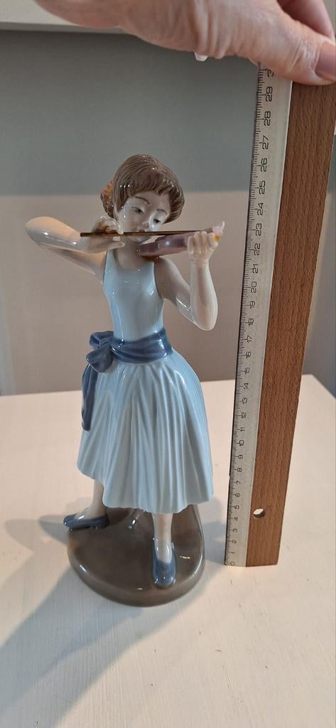 Beeldje (vioolspeelster) van het merk Tengra, Ophalen