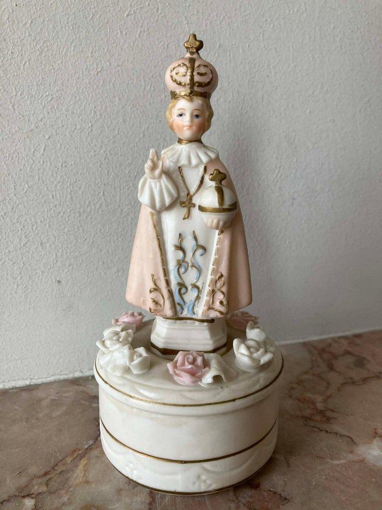 Doosje in biscuit Kindje Jezus van Praag met rozen (17 cm), Ophalen of Verzenden