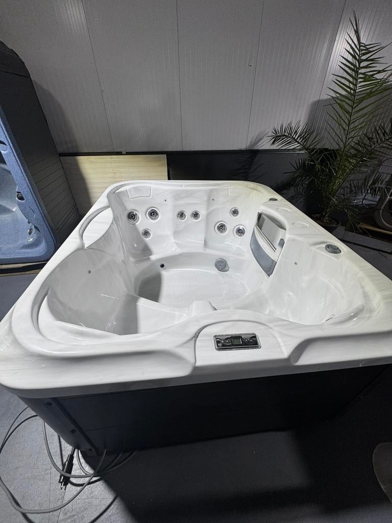 Spa Gecko avec couvercle fonctionnant sur 220v monophasé, Enlèvement ou Envoi, Comme neuf