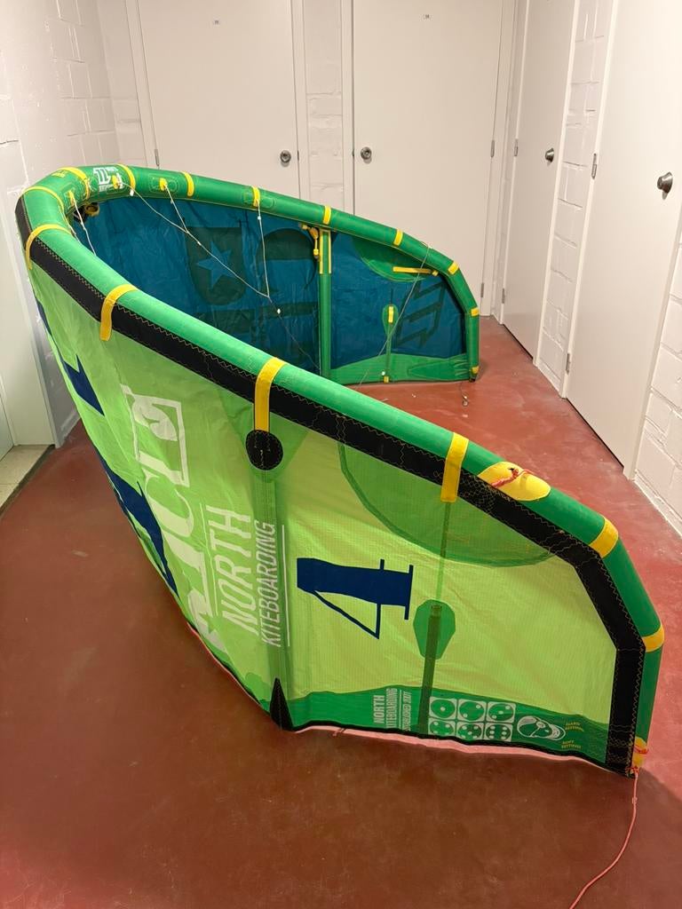 Kitesurf - Duotone North DICE 4m, Sports nautiques & Bateaux, Kitesurf, Enlèvement, Utilisé, 4 m² ou moins, Kite
