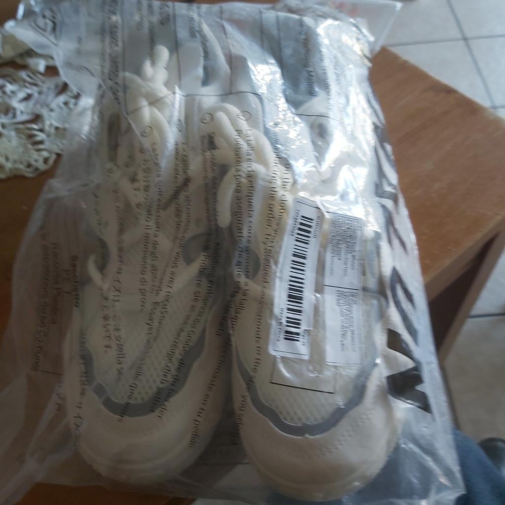 Tres belle  chaussure  de sport  tout  neuf  peinture 39, Enlèvement