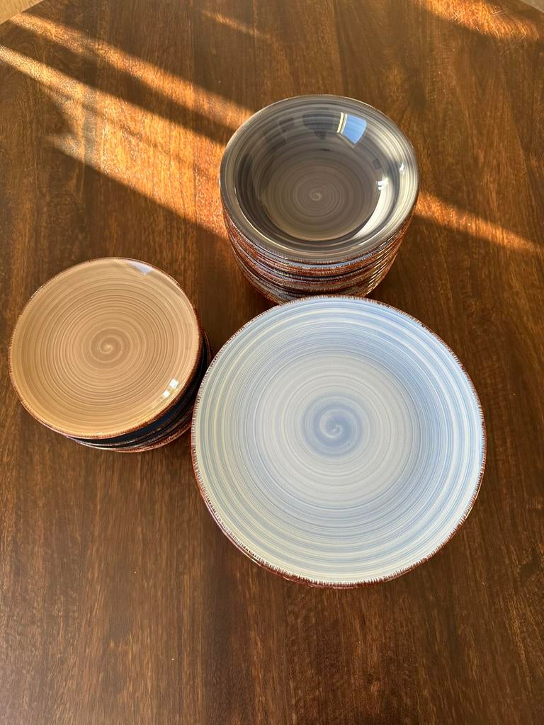 Set van borden, Huis en Inrichting, Keuken | Servies, Zo goed als nieuw, Bord(en), Ophalen