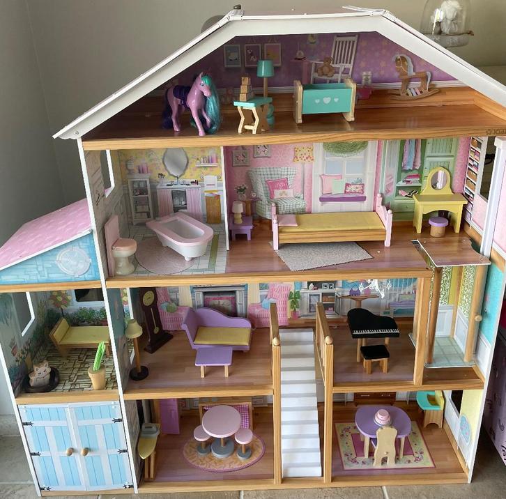 Houten poppenhuis met meubeltjes, Kinderen en Baby's, Speelgoed | Poppenhuizen, Gebruikt, Poppenhuis, Ophalen