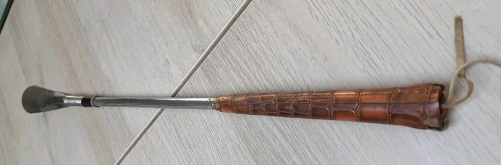 Chausse-pied long vintage de 54 cm, tige métallique flexible, Antiquités & Art, Enlèvement ou Envoi