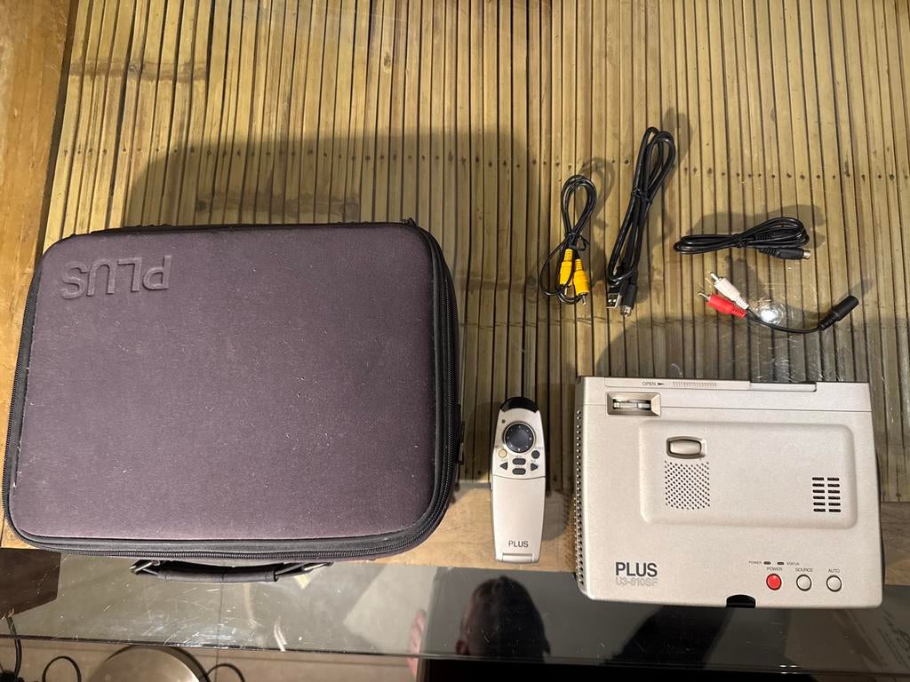 Projecteur PLUS U3-810SF + accessoires + sac de transport, TV, Hi-fi & Vidéo, Projecteurs vidéo, Enlèvement