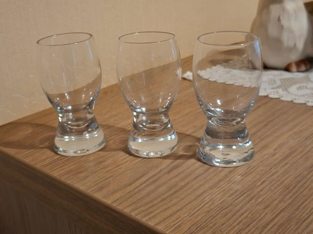 3 ambachtelijke glazen, Maison & Meubles, Cuisine | Vaisselle, Uni, Verre ou Verres, Enlèvement ou Envoi, Comme neuf