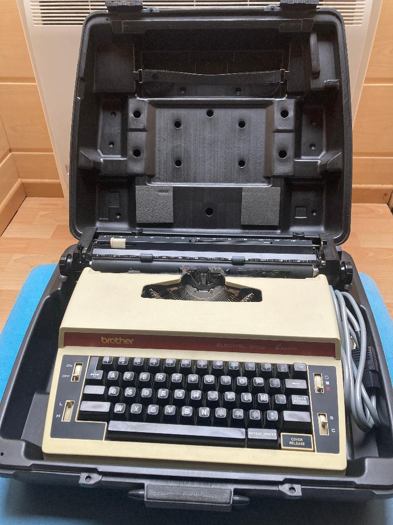 Elektrische typemachine Brother model 5513 C, Diversen, Typemachines, Ophalen, Gebruikt