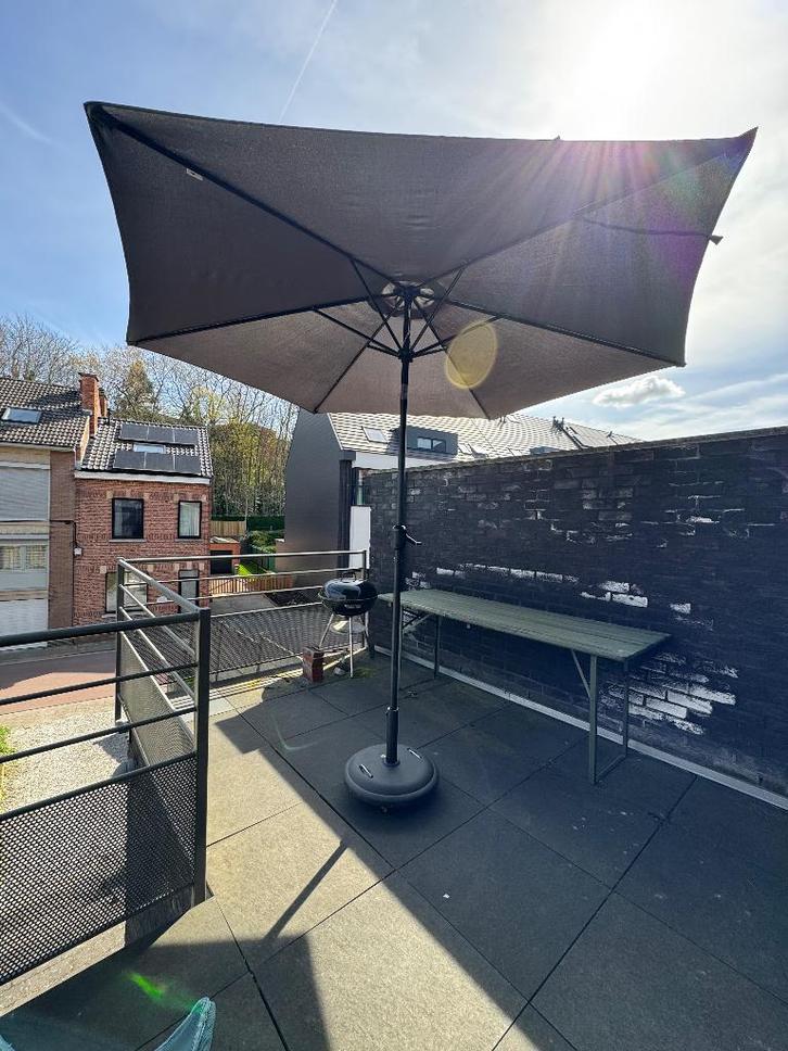 Parapluie en bâton avec base de parasol sur roulettes, Jardin & Terrasse, Parasols, Utilisé, Parasol sur pied, 2 à 3 mètres, Inclinable