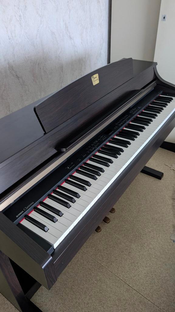 Piano Yamaha Clavinova CLP-330 met pedalen - perfecte staat, Muziek en Instrumenten, Piano's, Zo goed als nieuw, Piano, Bruin