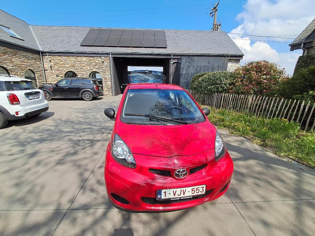 Toyota Aygo, Autos, Toyota, Particulier, Aygo, Essence, 3 portes, Boîte manuelle, Rouge, Noir, Tissu, Enlèvement