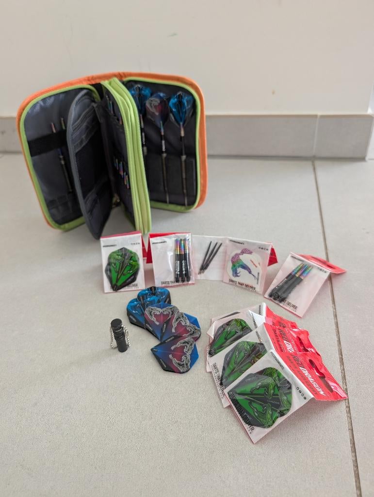 2 Complete Red Dragon Darts Set  + Veel Extra’s, Sport en Fitness, Darts, Nieuw, Pijlen, Ophalen