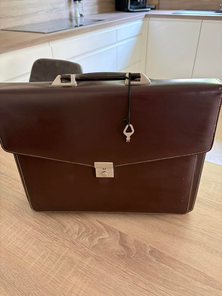 Aktetas leder, Ophalen, Zo goed als nieuw