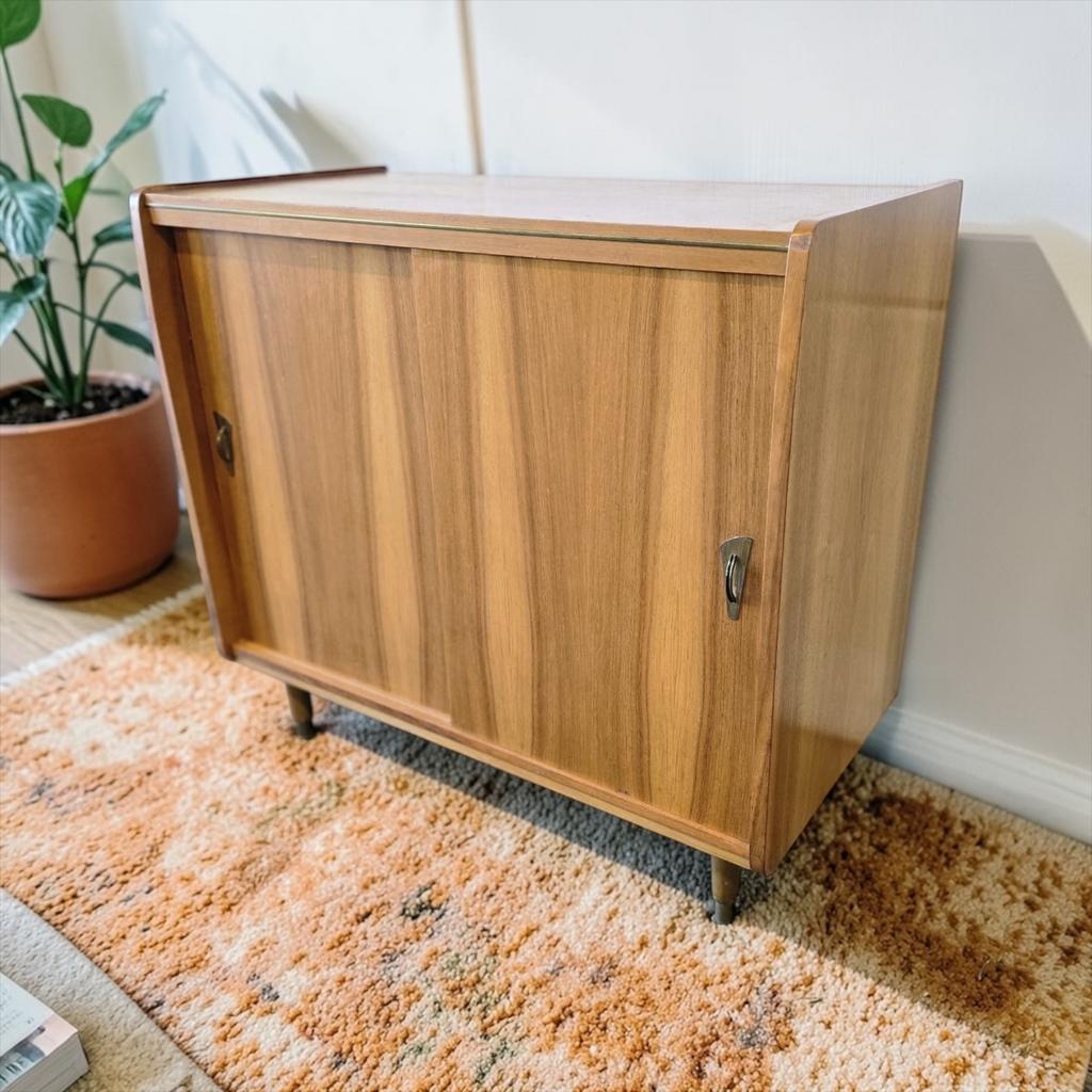 Vintage houten kastje met schuifdeuren, Kinderen en Baby's, Kinderkamer | Commodes en Kasten, Gebruikt, Ophalen