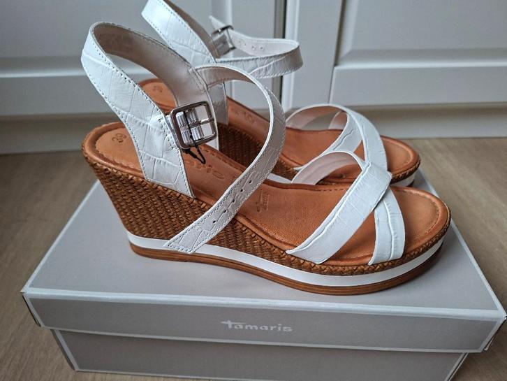 Sandaal met sleehak- maat 39 - nieuw, Kleding | Dames, Schoenen, Nieuw, Sandalen of Muiltjes, Wit, Ophalen of Verzenden