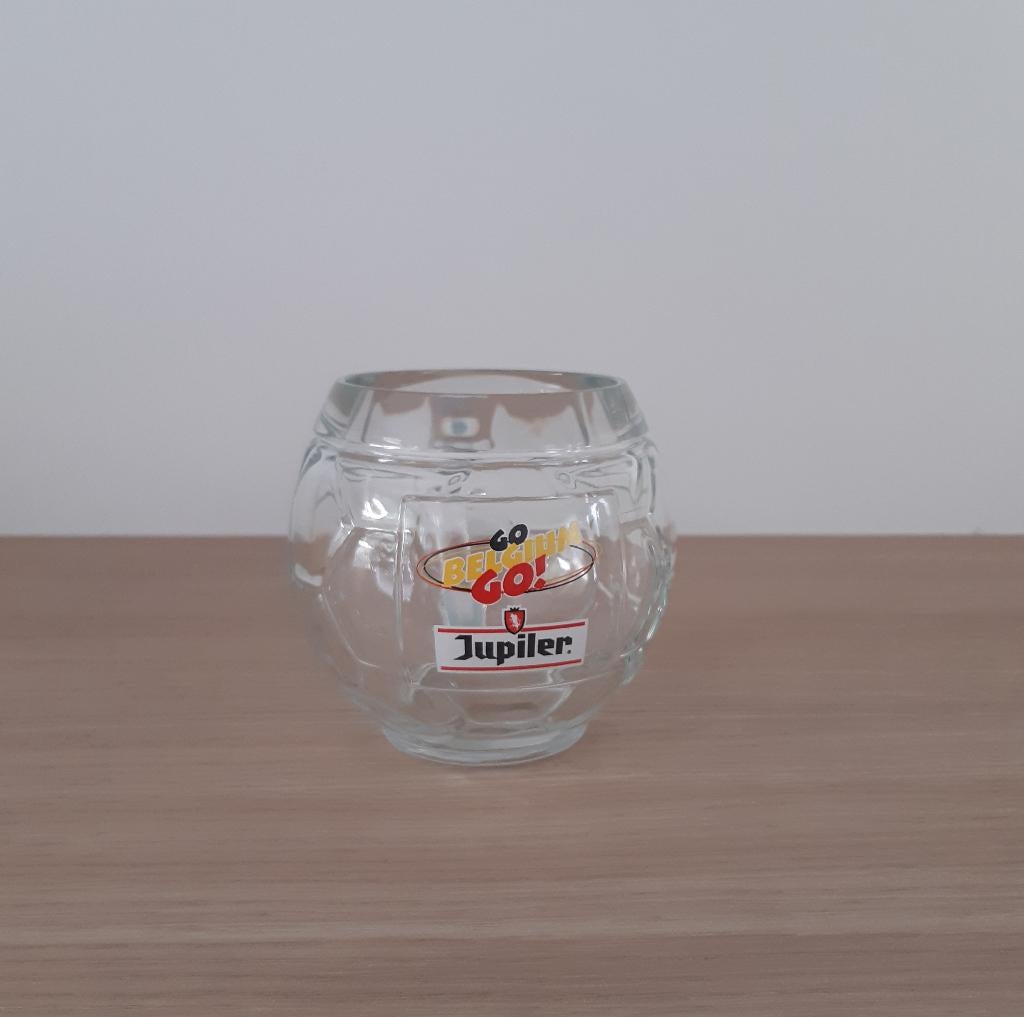 Bierglas Rode Duivels (Go Belgium) in vorm voetbal (Jupiler), Ophalen of Verzenden, Nieuw, Glas