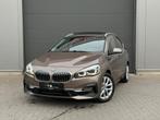 BMW 218I automaat pano dak head-up, Auto's, Monovolume, Euro 6, Bruin, Parkeersensor