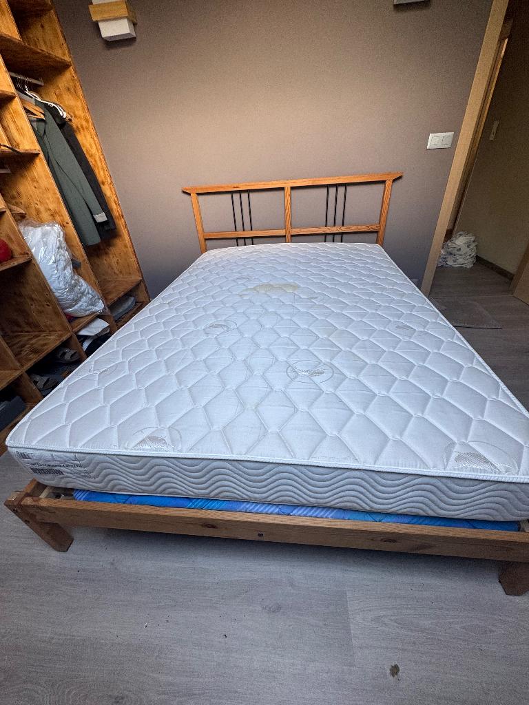 Lit, sommier et  matelas a donner, Matelas, 140 cm, Enlèvement, Utilisé