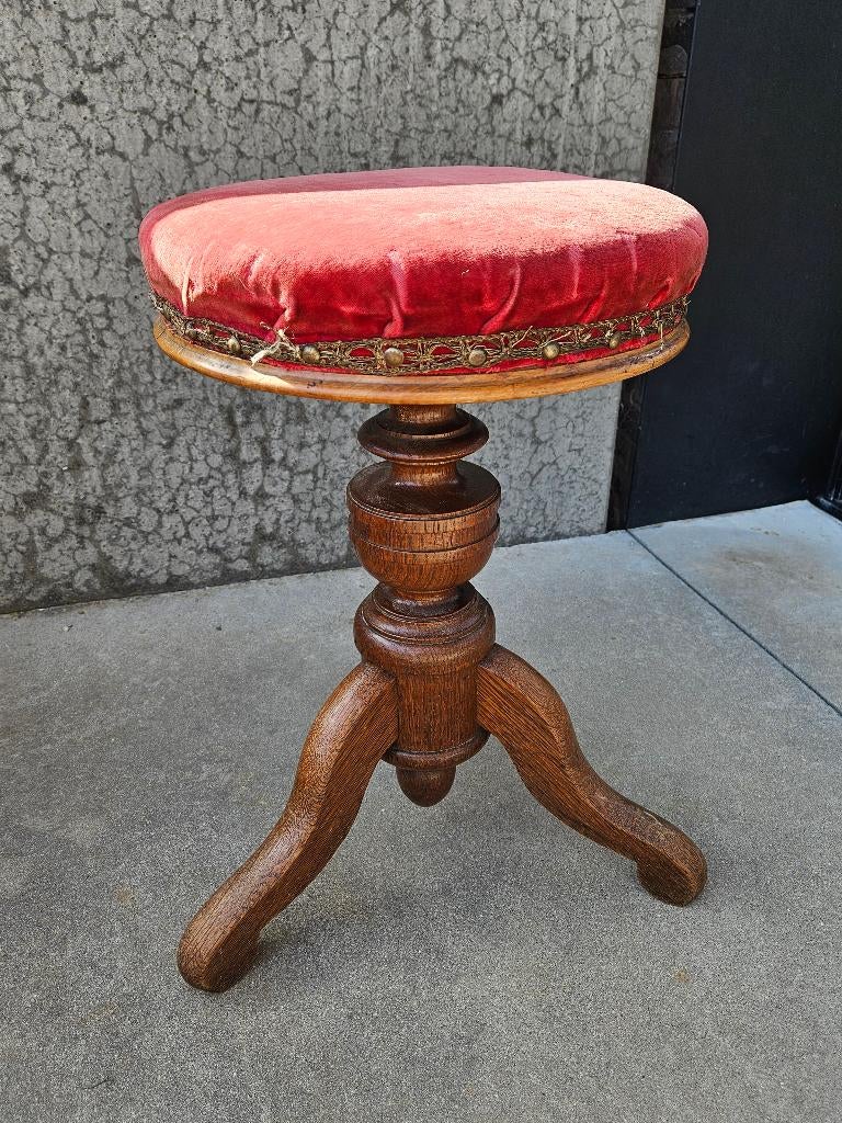 Ancien tabouret de piano, Enlèvement