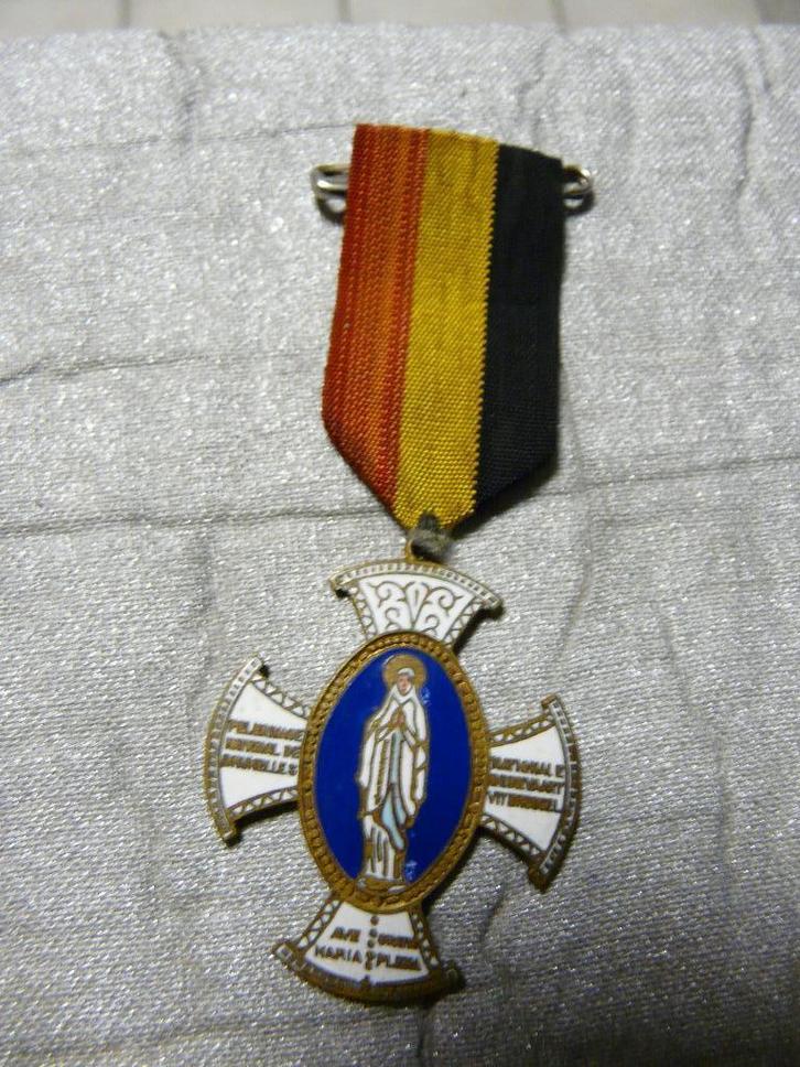 Mooi , geëmailleerd ereteken van de heiligdommen van Lourdes, Postzegels en Munten, Penningen en Medailles, Overige materialen