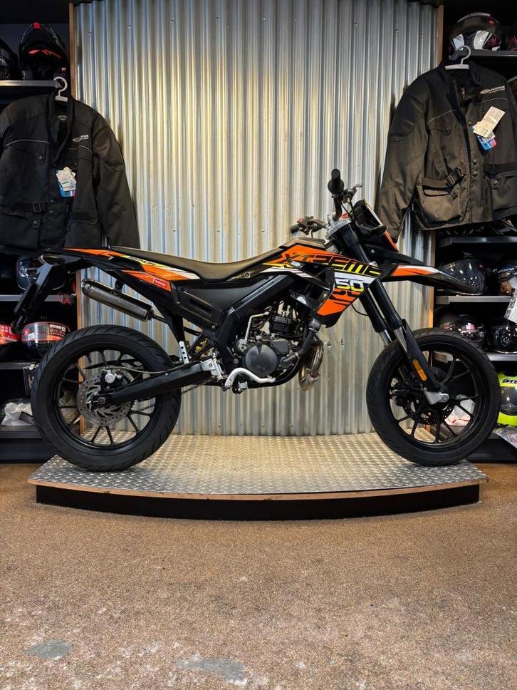 Sportief de weg op met de Derbi senda extreme 50cc, Fietsen en Brommers, Brommers | Derbi, Zo goed als nieuw, Klasse B (45 km/u)
