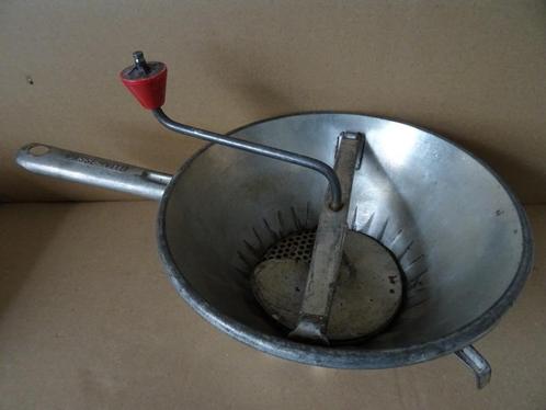 Vintage metalen passeerzeef passe-vite roerzeef draaizeef, Antiek en Kunst, Curiosa en Brocante, Ophalen of Verzenden