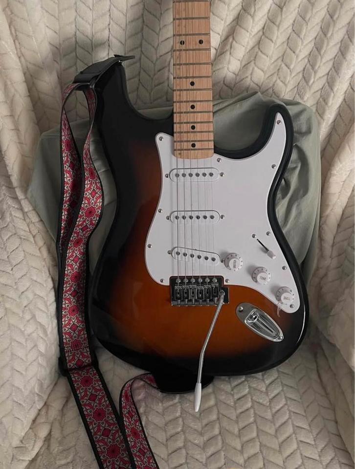 Fender Squier Stratocaster Sunburnt, Muziek en Instrumenten, Snaarinstrumenten | Gitaren | Elektrisch, Zo goed als nieuw, Fender