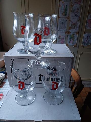 Duvelglazen met rode D  beschikbaar voor biedingen