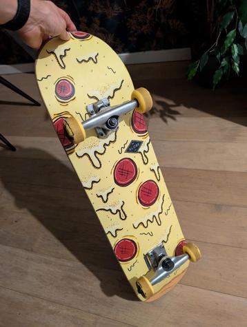 skateboard globe pizza design beschikbaar voor biedingen